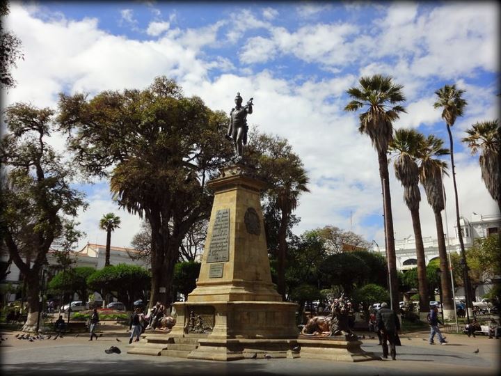 Plaza 25 de Mayo (town square)